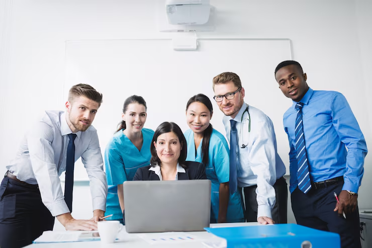 Equipe em alinhamento de trabalho